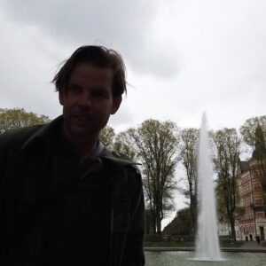 Alex Schulman Instagram - I betalt samarbete med Bokus Play.
I all upphetsning, när jag försökte förklara mitt livs största läsupplevelse för min dotter, så glömde jag helt bort att berätta att boken 100 år av ensamhet inte bara finns i en GLIMRANDE nyöversättning av geniet Lina Wolff, utan också att boken finns på Bokus Play! Och låt mig nu tala till er som kanske bara läser en bok i månaden och som tycker att det är onödigt att betala för alla böcker när man bara läser en! För 79kr i månaden får man en bok på per månad! Genom mig kan man nu prova detta i två månader utan att betala en krona. Gå in på Bokus.com/Play, klicka på "prova fritt" och välj efter det basabonnemanget. Fyll sedan i koden Alex60! Sätt igång och läs!!!!! #bokusplay @bokus_com