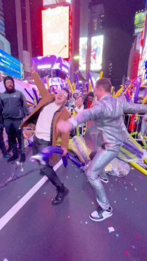 Alex Wong Instagram - HAPPY NEW YEAR FROM NYC!! Where is everyone from?!! 🎉 RIP @nickkosir’s 🎈 @timessquarenyc