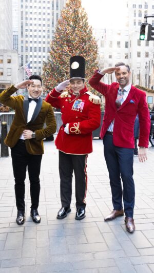 Alex Wong Instagram - 💂🏻‍♀️went from 🫡 to 😁 (Ft. @alexdwong @johnny_tammaro)

🎥: @asteverson 

#nyc #christmas #dance