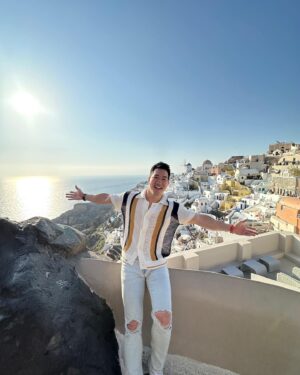 Alex Wong Instagram - Wow. I can’t believe how lucky I am to be able to work and travel all around the world 🥹 The 2nd video is my life in a nutshell 🙃 @tarajeanpopowich and I were MID-dinner and decided we ABSOLUTELY needed to see the sunset. We ran from our table and had an impromptu sunset dance before we returned back to dinner sweating 😅 I think people really think we’re crazy….well, I guess we might be 😂🤣 3rd video we decided to start dancing with the shop owners 😂 and the rest are just boring photos 😆
.
.
.
Thanks @jorgemrocha_ @elayanemliss @virginvoyages for making this possible 🤗