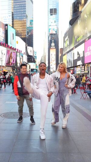 Alex Wong Instagram - UNITED with DANCE🕺🏻💃🏼🕺🏾@myles.frost @alexdwong - Asian, Black, Jewish ! Less hate- more love! We all are created EQUAL- regardless of race, color, religious beliefs, or sexual preference🤎🖤🤍❤️🧡💛💚💙💜 
•🎥- @asteverson
#michaeljackson #wannabestartinsomethin #dance #public #unity #newyork #mjthemusical #timessquare