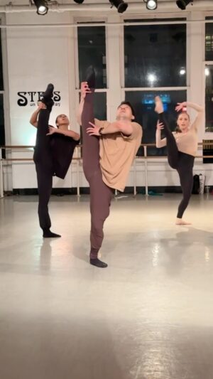 Alex Wong Instagram - My choreo 🍁AUTUMN 🍂 …because summer will turn into fall… then you’ll leave me, you’re gone. You don’t need me at all. Like the trees, in the autumn breeze. It’s ironic the way that you leave.🎵 

Had a wonderful time teaching my spotlight class at @stepsonbroadway - thank you for everyone who showed up to dance and pour it out on the dance floor ❤️