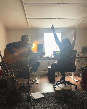 Alex the Astronaut Instagram - I love all my new friends from song camp even know Hollie doesn’t know how to get chips out of a vending machine. Thank you @courtneymelba and @songhubs for having me