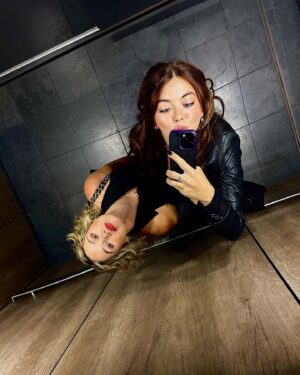 Alexa Sutherland Instagram - a summary: 🍎🚊🍕🫂🐀🍸🌮👠⚽️🌃🎭