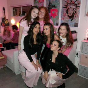 Alexa Sutherland Instagram - capturing new friends, old friends & everything in between @alexatakeapicture 📸🍸