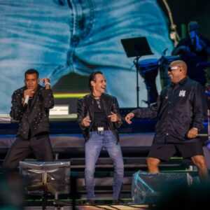 Alexander Delgado Instagram - Gozando en Milano con papá @marcanthony ¡Qué día tan espectacular! 🔥 🇮🇹 

¡Gracias mi gente de Milano los quiero! 

📸: @iamcumbapr 

#GenteDeZona #AlexanderGDZ #DemasiadoTour #LaGozadera #ElMonarca #MarcAnthony