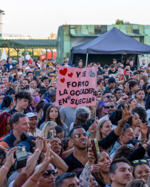 Alexander Delgado Instagram - ¡Gente mía de Estocolmo qué momento inolvidable el de hoy! 🫀🔥🇸🇪😎 Hoy también se rompió aquí!!!! 

📸 @iamcumbapr 

#GenteDeZona #AlexanderGDZ #EstocolmoSuecia #ElMonarca #GiraPorEuropa