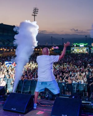 Alexander Delgado Instagram - ¡Roquetas de Mar me enamoró! Gracias por tanto cariño mi gente 🔥 

📸: @iamcumbapr 

#GenteDeZona #ElMonarca
