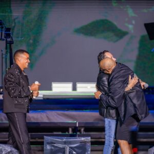 Alexander Delgado Instagram - Gozando en Milano con papá @marcanthony ¡Qué día tan espectacular! 🔥 🇮🇹 

¡Gracias mi gente de Milano los quiero! 

📸: @iamcumbapr 

#GenteDeZona #AlexanderGDZ #DemasiadoTour #LaGozadera #ElMonarca #MarcAnthony