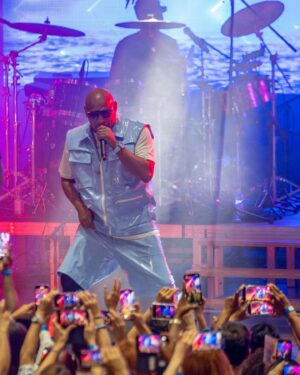 Alexander Delgado Instagram - ¡Zürich rompiendo y apretando #Demasiado ! 🫀🇨🇺🔥🇨🇭🔥😎 

¡Gracias mi gente los quiero! 🔥 

📸: @iamcumbapr 

#GenteDeZona #AlexanderGDZ #ElMonarca
