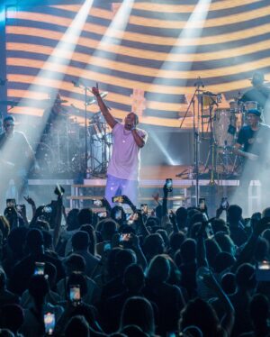Alexander Delgado Instagram - ¡Zürich rompiendo y apretando #Demasiado ! 🫀🇨🇺🔥🇨🇭🔥😎 

¡Gracias mi gente los quiero! 🔥 

📸: @iamcumbapr 

#GenteDeZona #AlexanderGDZ #ElMonarca