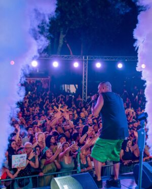 Alexander Delgado Instagram - Grazie Roma, vi amo! 🫀🇮🇹🔥🔥🔥 

Que noche súper increíble junto a ustedes 😎

¡Hasta la próxima! 

📸 : @iamcumbapr 

#Demasiado #EuropeTour #GDZ #AlexanderGDZ #Roma #RomeItaly