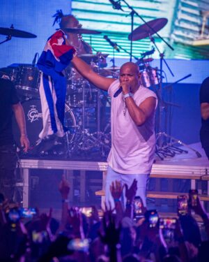 Alexander Delgado Instagram - ¡Zürich rompiendo y apretando #Demasiado ! 🫀🇨🇺🔥🇨🇭🔥😎 

¡Gracias mi gente los quiero! 🔥 

📸: @iamcumbapr 

#GenteDeZona #AlexanderGDZ #ElMonarca