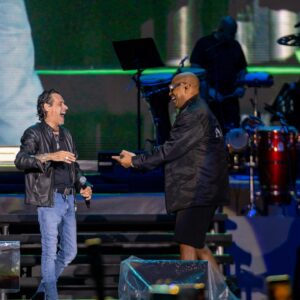 Alexander Delgado Instagram - Gozando en Milano con papá @marcanthony ¡Qué día tan espectacular! 🔥 🇮🇹 

¡Gracias mi gente de Milano los quiero! 

📸: @iamcumbapr 

#GenteDeZona #AlexanderGDZ #DemasiadoTour #LaGozadera #ElMonarca #MarcAnthony
