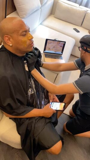 Alexander Delgado Instagram - 💈🎤Luego de un servicio privado, El monarca @alexandergdz de @gentedezona esta listo para el concierto de esta noche en @fiesta_official

🔎💈🎤Un servicio especializado y mirado a las exigencias que presentaba su piel. 

Un placer poder servirte hermano.

💈🎤Agradezco a mi asistente @el_braga_barber por su gran desempeño.