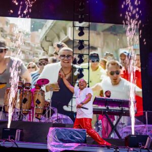 Alexander Delgado Instagram - Gozando en Milano con papá @marcanthony ¡Qué día tan espectacular! 🔥 🇮🇹 

¡Gracias mi gente de Milano los quiero! 

📸: @iamcumbapr 

#GenteDeZona #AlexanderGDZ #DemasiadoTour #LaGozadera #ElMonarca #MarcAnthony