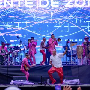 Alexander Delgado Instagram - Gozando en Milano con papá @marcanthony ¡Qué día tan espectacular! 🔥 🇮🇹 

¡Gracias mi gente de Milano los quiero! 

📸: @iamcumbapr 

#GenteDeZona #AlexanderGDZ #DemasiadoTour #LaGozadera #ElMonarca #MarcAnthony