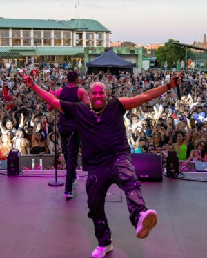 Alexander Delgado Instagram - ¡Gente mía de Estocolmo qué momento inolvidable el de hoy! 🫀🔥🇸🇪😎 Hoy también se rompió aquí!!!! 

📸 @iamcumbapr 

#GenteDeZona #AlexanderGDZ #EstocolmoSuecia #ElMonarca #GiraPorEuropa