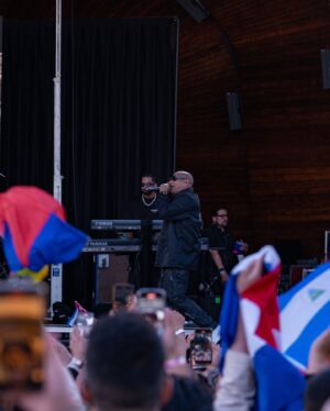 Alexander Delgado Instagram - ¡Gente mía de Estocolmo qué momento inolvidable el de hoy! 🫀🔥🇸🇪😎 Hoy también se rompió aquí!!!! 

📸 @iamcumbapr 

#GenteDeZona #AlexanderGDZ #EstocolmoSuecia #ElMonarca #GiraPorEuropa