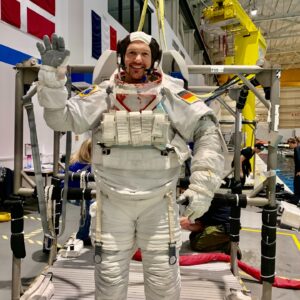 Alexander Gerst Instagram - Immer wieder beeindruckend, 6 Stunden in einem echten Raumanzug zu arbeiten, egal ob im Weltraum oder unter Wasser. Auf dem Mond werden alle Aktivitäten außerhalb der Landefähre in einem Raumanzug durchgeführt. Ich hoffe mein Geologenhammer setzt bis dahin keinen Rost an 😉

My business suit. It's always impressive to work in a real spacesuit for 6 hours, whether in space or underwater. On the Moon, all our scientific work outside of the lander spacecraft will be in a space suit! I hope my geologist's rock hammer won't have collected rust by then 😉

@europeanspaceagency @nasajohnson #esa #nasa #astronaut #training #eva #spacewalk #weltraumspaziergang #geologie #geology #raumanzug #spacesuit #mond #moon #weltraum #space