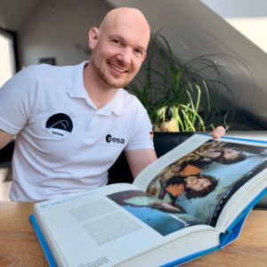 Alexander Gerst Instagram - Vielen Dank an die Frau von @bundespraesident.steinmeier, Elke Büdenbender, für die Nominierung bei der #zuhauselesenchallenge. Ich bleibe zuhause und lese “We the Children” von @unicef. Ein faszinierendes Buch zu einem sehr wichtigen Thema. Und jetzt würde mich interessieren, was @udolindenberg eigentlich zuhause so liest...