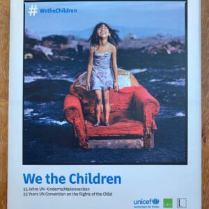 Alexander Gerst Instagram - Vielen Dank an die Frau von @bundespraesident.steinmeier, Elke Büdenbender, für die Nominierung bei der #zuhauselesenchallenge. Ich bleibe zuhause und lese “We the Children” von @unicef. Ein faszinierendes Buch zu einem sehr wichtigen Thema. Und jetzt würde mich interessieren, was @udolindenberg eigentlich zuhause so liest...