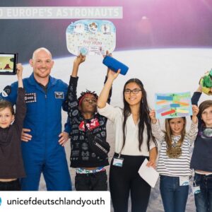 Alexander Gerst Instagram - Repost @unicefdeutschlandyouth "Mein Wunschplanet ist eigentlich euer #Wunschplanet", erklärt @astro_alex_esa den fünf Gewinnerkids bei der ESA. 🌏 Die Gewinnerinnen und Gewinner der Wunschplanet-Aktion präsentierten heute ihre eindrucksvollen Werke Alexander Gerst. Den ganzen Tag gibt's in der Story👆🚀
#astroalex #esa #planet #zukunft #astronaut #alexandergerst #gewinner #träumesindgrenzenlos #kindheitbrauchtfrieden #nachhaltigkeit #chancengleichheit #frieden #nächstegeneration #forfuture #ourfuture #ourplanet #umweltschutz #klimaschutz #ourworld #earth #all #space #dieweltvonoben #iss #horizons #forabetterworld 
@europeanspaceagency @iss @dlr_next @unicef_deutschland
© UNICEF/Stefano Chiolo @stefanochiolo_weddings