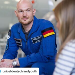 Alexander Gerst Instagram - Repost @unicefdeutschlandyouth "Mein Wunschplanet ist eigentlich euer #Wunschplanet", erklärt @astro_alex_esa den fünf Gewinnerkids bei der ESA. 🌏 Die Gewinnerinnen und Gewinner der Wunschplanet-Aktion präsentierten heute ihre eindrucksvollen Werke Alexander Gerst. Den ganzen Tag gibt's in der Story👆🚀
#astroalex #esa #planet #zukunft #astronaut #alexandergerst #gewinner #träumesindgrenzenlos #kindheitbrauchtfrieden #nachhaltigkeit #chancengleichheit #frieden #nächstegeneration #forfuture #ourfuture #ourplanet #umweltschutz #klimaschutz #ourworld #earth #all #space #dieweltvonoben #iss #horizons #forabetterworld 
@europeanspaceagency @iss @dlr_next @unicef_deutschland
© UNICEF/Stefano Chiolo @stefanochiolo_weddings