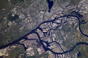Alexander Gerst Instagram - Ich freu mich sehr auf eure Fragen beim Online-Live-Event heute Nachmittag um 16 Uhr. Hier schonmal ein kleiner Gruß vorab nach Hamburg! http://uni-hamburg.de/fragalex @europeanspaceagency @uni_hamburg #fragalex