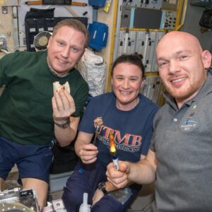Alexander Gerst Instagram - Die Kerze in meinem #Lichtfenster ist zusammen mit mir hunderte Millionen von Kilometern hinter den Horizont gereist. Ich habe sie während meiner letzten Weltraummission auf der Internationalen Raumstation für meine Crew aus meiner Taschenlampe gebastelt (auf der ISS ist offenes Feuer zu gefährlich). Sie ist mir durch viele gemeinsame Abende im Orbit so sehr ans Herz gewachsen, dass ich sie mit zurück zur Erde genommen habe. Nun steht sie in meinem #Lichtfenster und spendet ein klein wenig Licht und Wärme in Erinnerung an all diejenigen, die in den letzten Monaten ihr Leben verloren haben. Und sie soll zugleich Mut machen, um durchzuhalten. Als Hoffnungsschimmer für all diejenigen, die nach einem Silberstreif am Horizont Ausschau halten!

***

@bundespraesident.steinmeier : "#lichtfenster – ein Zeichen der Anteilnahme und Solidarität. Bundespräsident Steinmeier stellt ein Licht in ein Fenster von Schloss Bellevue – in sein „Lichtfenster“. Damit erinnert er an die vielen Toten der Corona-Pandemie und denkt an diejenigen, die in diesen Wochen um ihr Leben kämpfen oder als Angehörige bangen und trauern. Der Bundespräsident lädt auch Sie dazu ein, ein Licht in Ihr Fenster zu stellen – und ein Bild davon mit #lichtfenster zu teilen: „Deutschland stellt ein Licht ins Fenster, weil jedes ‚Lichtfenster‘ uns miteinander verbindet. Unser Licht spendet Wärme, unser Licht zeigt Mitgefühl in einer dunklen Zeit.“ Sind Sie dabei?"