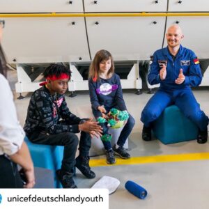 Alexander Gerst Instagram - Repost @unicefdeutschlandyouth "Mein Wunschplanet ist eigentlich euer #Wunschplanet", erklärt @astro_alex_esa den fünf Gewinnerkids bei der ESA. 🌏 Die Gewinnerinnen und Gewinner der Wunschplanet-Aktion präsentierten heute ihre eindrucksvollen Werke Alexander Gerst. Den ganzen Tag gibt's in der Story👆🚀
#astroalex #esa #planet #zukunft #astronaut #alexandergerst #gewinner #träumesindgrenzenlos #kindheitbrauchtfrieden #nachhaltigkeit #chancengleichheit #frieden #nächstegeneration #forfuture #ourfuture #ourplanet #umweltschutz #klimaschutz #ourworld #earth #all #space #dieweltvonoben #iss #horizons #forabetterworld 
@europeanspaceagency @iss @dlr_next @unicef_deutschland
© UNICEF/Stefano Chiolo @stefanochiolo_weddings