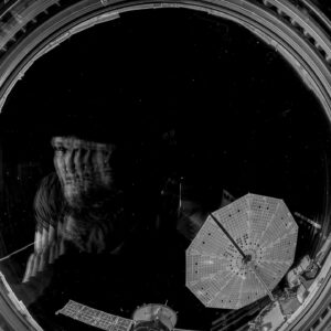 Alexander Gerst Instagram - Die Kerze in meinem #Lichtfenster ist zusammen mit mir hunderte Millionen von Kilometern hinter den Horizont gereist. Ich habe sie während meiner letzten Weltraummission auf der Internationalen Raumstation für meine Crew aus meiner Taschenlampe gebastelt (auf der ISS ist offenes Feuer zu gefährlich). Sie ist mir durch viele gemeinsame Abende im Orbit so sehr ans Herz gewachsen, dass ich sie mit zurück zur Erde genommen habe. Nun steht sie in meinem #Lichtfenster und spendet ein klein wenig Licht und Wärme in Erinnerung an all diejenigen, die in den letzten Monaten ihr Leben verloren haben. Und sie soll zugleich Mut machen, um durchzuhalten. Als Hoffnungsschimmer für all diejenigen, die nach einem Silberstreif am Horizont Ausschau halten!

***

@bundespraesident.steinmeier : "#lichtfenster – ein Zeichen der Anteilnahme und Solidarität. Bundespräsident Steinmeier stellt ein Licht in ein Fenster von Schloss Bellevue – in sein „Lichtfenster“. Damit erinnert er an die vielen Toten der Corona-Pandemie und denkt an diejenigen, die in diesen Wochen um ihr Leben kämpfen oder als Angehörige bangen und trauern. Der Bundespräsident lädt auch Sie dazu ein, ein Licht in Ihr Fenster zu stellen – und ein Bild davon mit #lichtfenster zu teilen: „Deutschland stellt ein Licht ins Fenster, weil jedes ‚Lichtfenster‘ uns miteinander verbindet. Unser Licht spendet Wärme, unser Licht zeigt Mitgefühl in einer dunklen Zeit.“ Sind Sie dabei?"