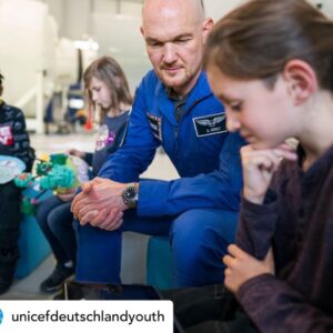 Alexander Gerst Instagram - Repost @unicefdeutschlandyouth "Mein Wunschplanet ist eigentlich euer #Wunschplanet", erklärt @astro_alex_esa den fünf Gewinnerkids bei der ESA. 🌏 Die Gewinnerinnen und Gewinner der Wunschplanet-Aktion präsentierten heute ihre eindrucksvollen Werke Alexander Gerst. Den ganzen Tag gibt's in der Story👆🚀
#astroalex #esa #planet #zukunft #astronaut #alexandergerst #gewinner #träumesindgrenzenlos #kindheitbrauchtfrieden #nachhaltigkeit #chancengleichheit #frieden #nächstegeneration #forfuture #ourfuture #ourplanet #umweltschutz #klimaschutz #ourworld #earth #all #space #dieweltvonoben #iss #horizons #forabetterworld 
@europeanspaceagency @iss @dlr_next @unicef_deutschland
© UNICEF/Stefano Chiolo @stefanochiolo_weddings