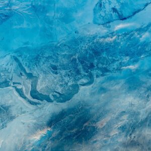 Alexander Gerst Instagram - Seltsame außerirdische Welt? Unseren gefrorenen Planeten von oben zu sehen macht deutlich, wie wenig wir ihn eigentlich kennen. / Floating above our frozen planet in winter often gave me the impression of looking down onto a strange alien world. We think we know our planet well, but this is an illusion.

#horizons #BlueDot #spacetravel #viewfromspace #earthobservation #esa #iss #winter #seenfromspace #astronaut #ourplanet #homeplanet #explorefarther @europeanspaceagency @iss