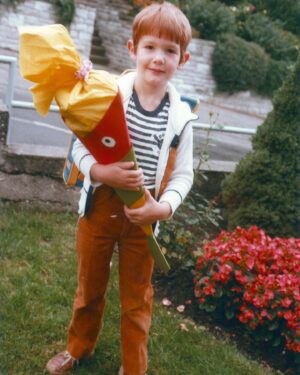 Alexander Gerst Instagram - Herzlichen Glückwunsch zum Schulabschluss! Ihr findet noch mehr Videos auf der Webseite von @bundespraesident.steinmeier und www.abschlussfeier-2020.de Was ist euer Lieblingsfoto aus der Schulzeit? Hier ist meines… #abschlussfeier2020