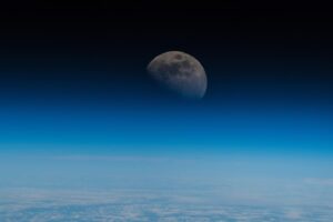 Alexander Gerst Instagram - Warum es sich lohnt, der Neugier zu folgen: In unserem Buch „Horizonte“ fassen @Lars_Abromeit und ich die besten Bilder und Einsichten meiner „Horizons“-Mission zusammen – und gehen der Frage nach, was wir alle von Expeditionen im All, in Polargebieten oder der Tiefsee fürs Leben lernen können.
 
Eine Kooperation von @europeanspaceagency, @gruner.und.jahr, @geomagazin, @dkverlag, @unicef
 
#horizons #exploration #space #iss #inspiretheyouth #nextgeneration #newfrontiers #moon #mars #esa #internationalspacestation #explorefarther