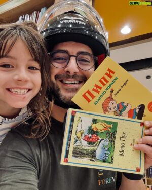 Alexander Kadiev Instagram - Стартираме. Пожелавам на Кати да заобича книгите. Ще бъде любов за цял един живот. И в добро. И в лошо. 📚♥️