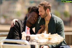 Alexander Lincoln Instagram - Lil still from @geekgirltvseries of myself and @teamimani scoffing chips (best day of filming ever)..
Blink and you’ll miss me but very privileged to be a part of this series!

Go check it out on @netflixuk 

Shout out and huge congratulations to the team @holsmale @rubyrockpictures and of course a thank you to @robkellycast 
#geekgirl
