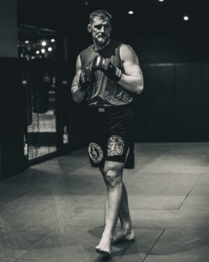 Alexander Volkov Instagram - Что бы вы сильно по мне не скучали, вот вам подборочка фоточек с моей тренировки в Сиднее и актуальная форма за неделю до боя! 

Thanks @emerge.mascot for having us in your awesome gym!

Pic.: @javalezec