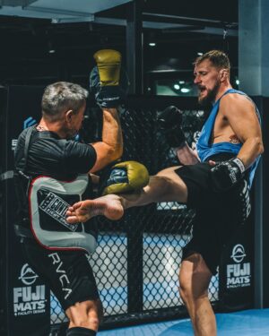 Alexander Volkov Instagram - Что бы вы сильно по мне не скучали, вот вам подборочка фоточек с моей тренировки в Сиднее и актуальная форма за неделю до боя! 

Thanks @emerge.mascot for having us in your awesome gym!

Pic.: @javalezec