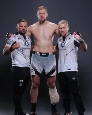 Alexander Volkov Instagram - Спасибо за поздравления! 

Так же хотелось бы выразить слова благодарности и поздравить с общей победой, всех тех, кто помогал мне на протяжении всей подготовки к бою с Таем Туйвасой. 

Удачная была охота!

@taras_kiyashko 
@mikhail_zayats_ 
@ronnymarkes 
@marcelonunesbjj 
@gav_pratt 
@fomin_ufc 
@strelapromotion 
@magic_mailata 
@carlseumanutafa 
@officialelekana 
@porradatc