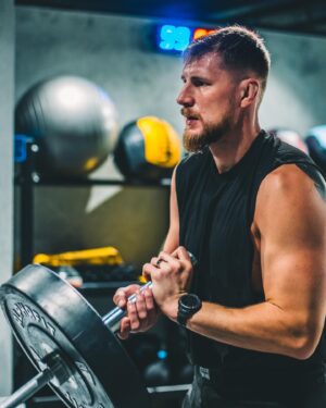 Alexander Volkov Instagram - Что бы вы сильно по мне не скучали, вот вам подборочка фоточек с моей тренировки в Сиднее и актуальная форма за неделю до боя! 

Thanks @emerge.mascot for having us in your awesome gym!

Pic.: @javalezec