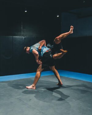 Alexander Volkov Instagram - Что бы вы сильно по мне не скучали, вот вам подборочка фоточек с моей тренировки в Сиднее и актуальная форма за неделю до боя! 

Thanks @emerge.mascot for having us in your awesome gym!

Pic.: @javalezec