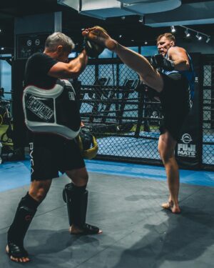 Alexander Volkov Instagram - Что бы вы сильно по мне не скучали, вот вам подборочка фоточек с моей тренировки в Сиднее и актуальная форма за неделю до боя! 

Thanks @emerge.mascot for having us in your awesome gym!

Pic.: @javalezec