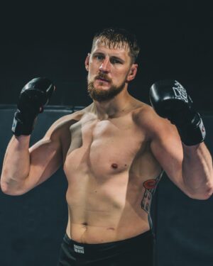 Alexander Volkov Instagram - Что бы вы сильно по мне не скучали, вот вам подборочка фоточек с моей тренировки в Сиднее и актуальная форма за неделю до боя! 

Thanks @emerge.mascot for having us in your awesome gym!

Pic.: @javalezec
