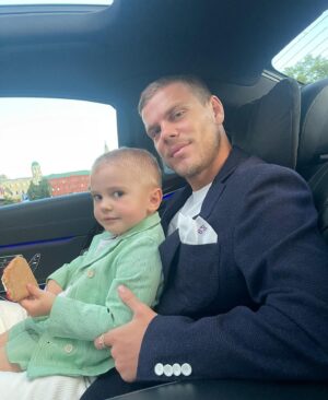 Alexandr Kokorin Instagram - Батя,с Днем Рождения 
@kokorin9 🥳🥳🥳
Ты самый веселый,добрый и крутой😜Люблю тебя,твой сына Майкл❤️