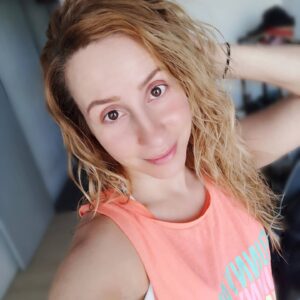 Alexandra Barrulas Instagram - Curly hair don't care! Beach day today 🏖️