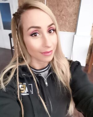 Alexandra Barrulas Instagram - Ready to kickass at Rev Pro today! 👌💄