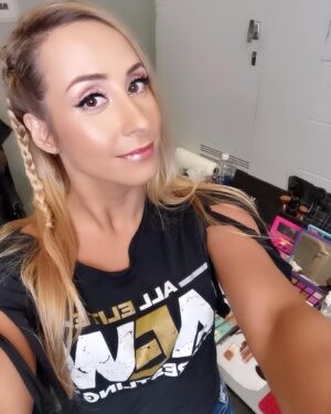 Alexandra Barrulas Instagram - Thank you Champaign! Merci d'avoir été nombreux ! À bientôt ! Até breve! 😘 🇵🇹 🇫🇷 #AEW #AEWDynamite #ImWithAEW

Hair and makeup by the beautiful and talented @rebeltanea 😍💄