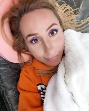 Alexandra Barrulas Instagram - My secret to survive the English cold, my fluffy blanket! 🥶